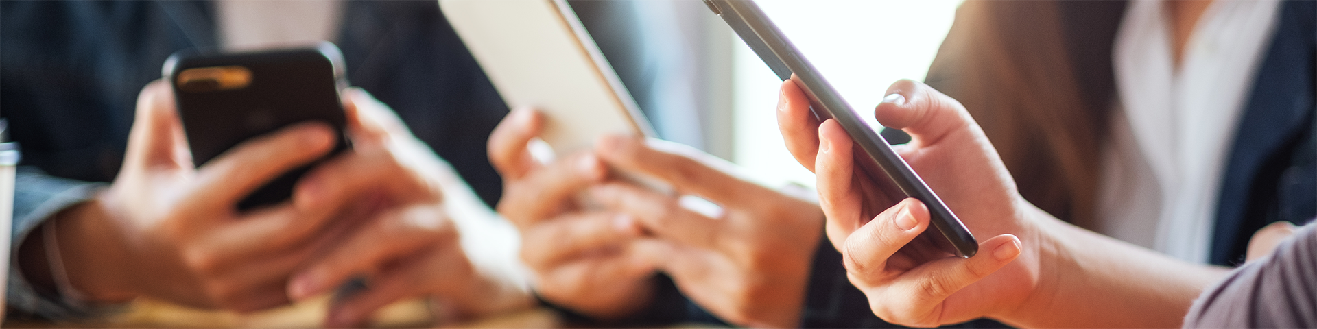 Geschäftskunde erhält persönliche Beratung zu Business Smartphones im Büro