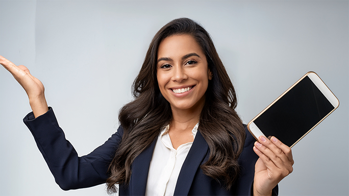 Support-Mitarbeiter unterstützt Unternehmen bei Smartphone-Problemen