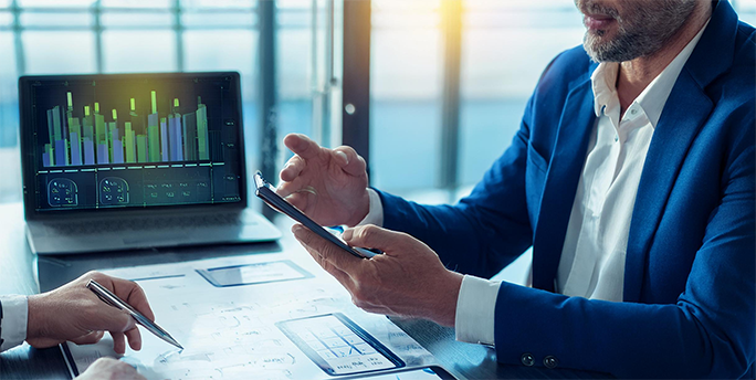 IT-Berater erklärt Unternehmen die Vorteile von Cloud-Hosting und Skalierbarkeit