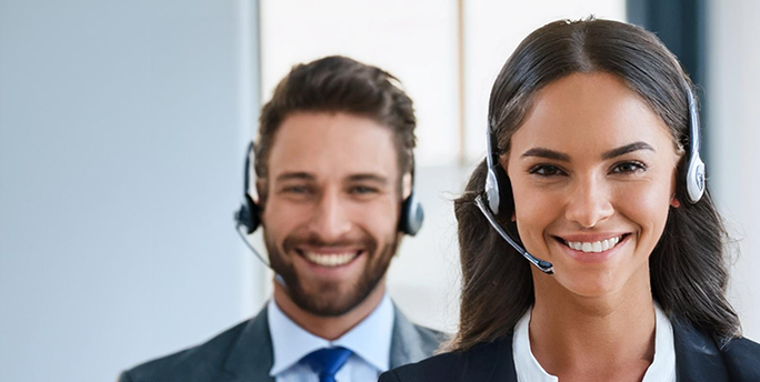 Support-Mitarbeiter betreut Kunden bei Cloud-Service-Anfragen und Wartung