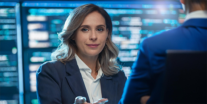 Kundenberater erklärt Geschäftskunden die Vorteile von Managed Cloud Services für IT