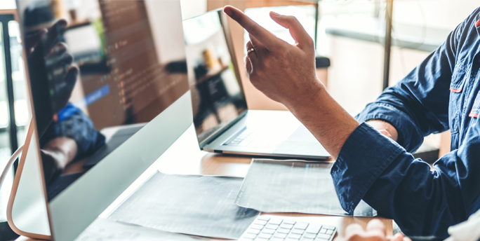 IT-Techniker migriert Unternehmenssysteme in die Cloud für mehr Flexibilität und Effizienz