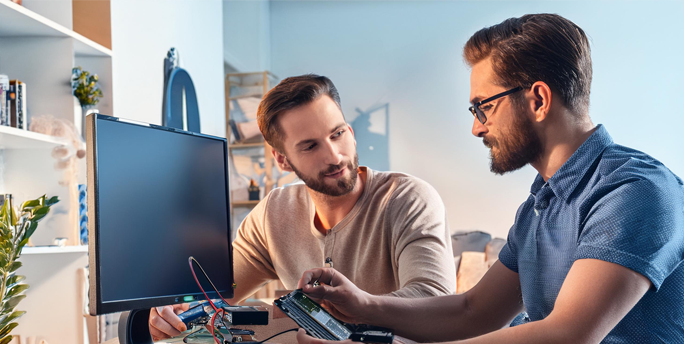 Techniker von Bavariaphone bei der Datenübertragung.