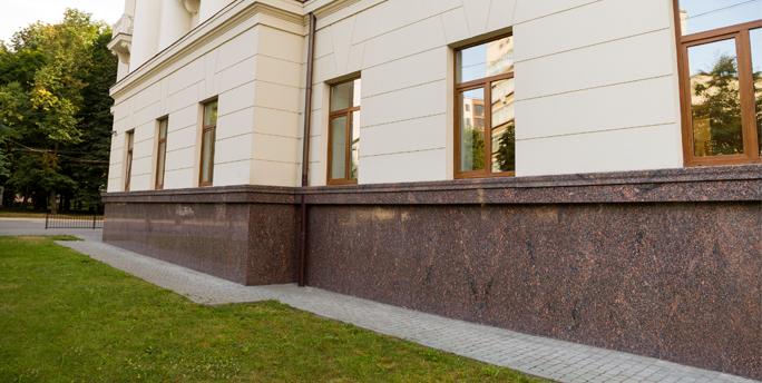 Verschiedene Fassadensysteme, einschließlich Putz, Holz und Naturstein, die von SGM für individuelle Projekte angeboten werden.