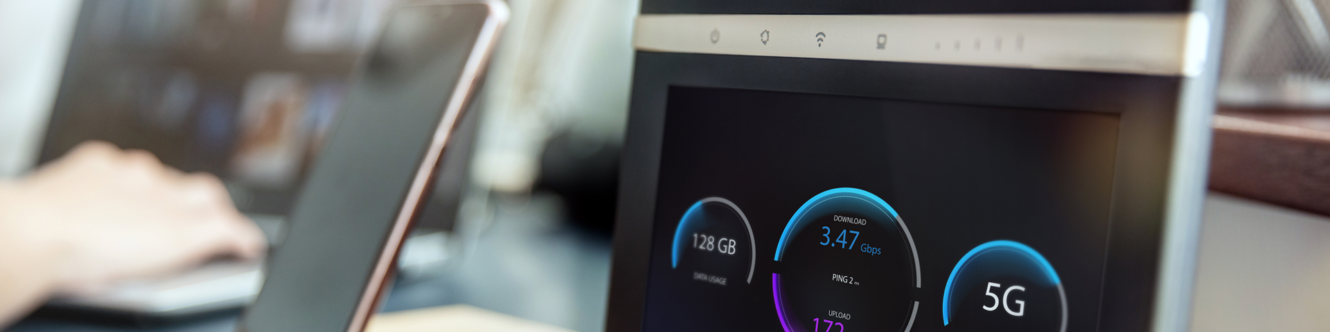 Techniker installiert Internetanschluss in Unternehmensgebäude in Bayern