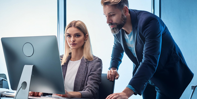 Geschäftskunden informieren sich über Internet- und Festnetztarife am Laptop