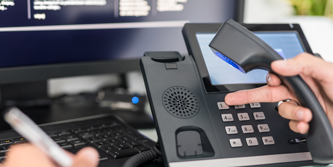 Geschäftskunde nutzt schnelles Internet mit moderner Telefonanlage