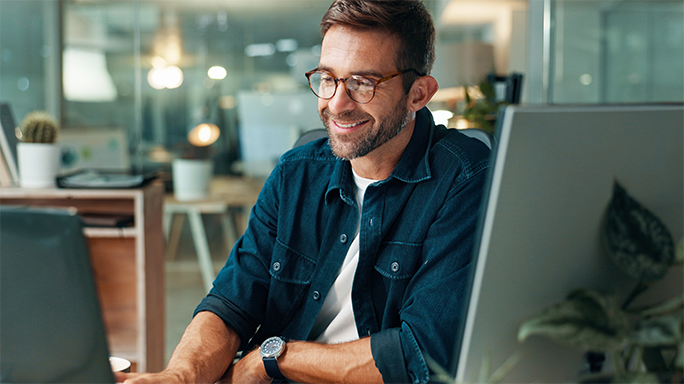 Moderne Unternehmensgebäude mit stabiler Internet- und Festnetzversorgung