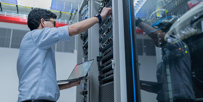 IT-Techniker installiert und richtet neue Hardwaregeräte bei Geschäftskunden fachgerecht ein