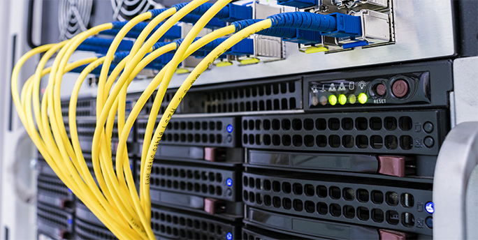 Techniker installiert und wartet Serverhardware in Unternehmensrechenzentrum