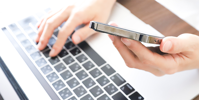 IT-Techniker repariert Arbeitsplatz-PC beim Kunden vor Ort im Büro