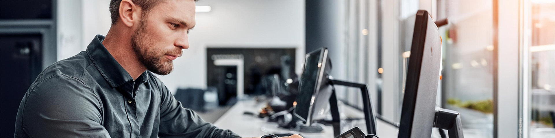 IT-Techniker betreut Hosting-Server und gewährleistet stabile IT-Systeme für Unternehmen