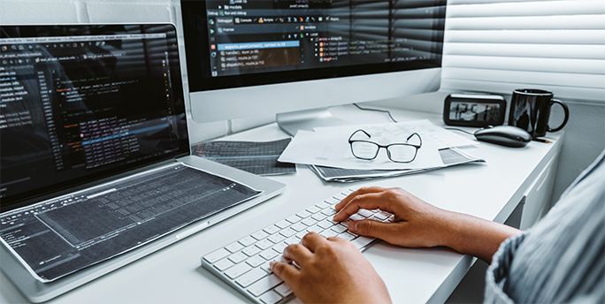 Server-Administrator konfiguriert und überwacht Unternehmensserver für sichere Datenhaltung