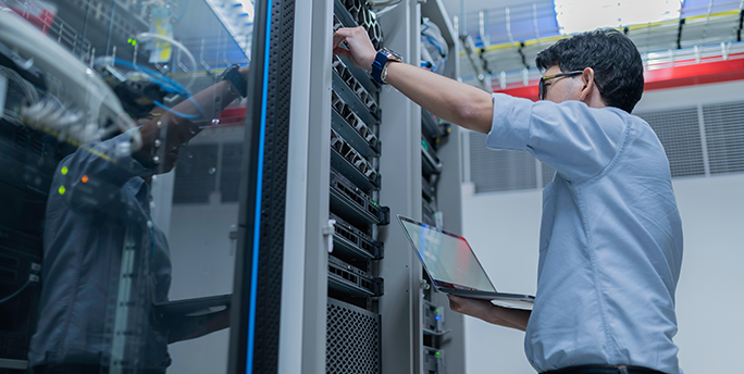 IT-Spezialist führt Wartungsarbeiten und Fehlersuche an Hosting-Infrastruktur durch