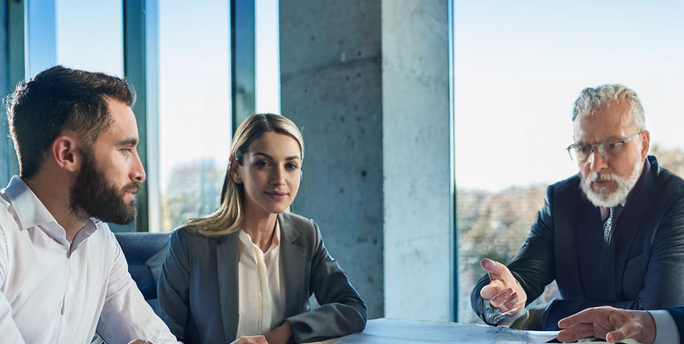 IT-Berater präsentiert digitale Lösungen und Optimierungsmöglichkeiten für Unternehmen