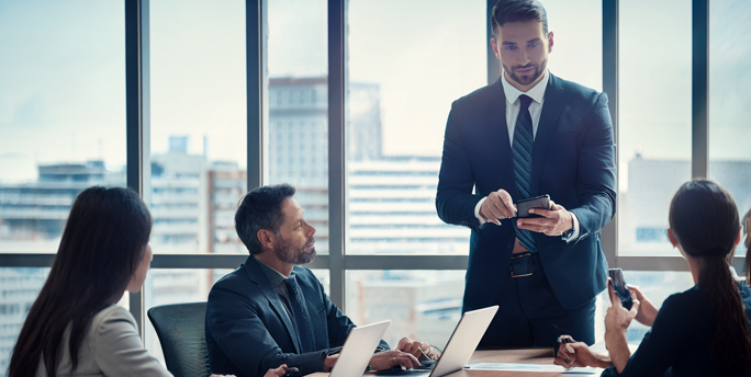 Experten erarbeiten IT-Strategie gemeinsam mit Geschäftsführung in modernem Besprechungsraum