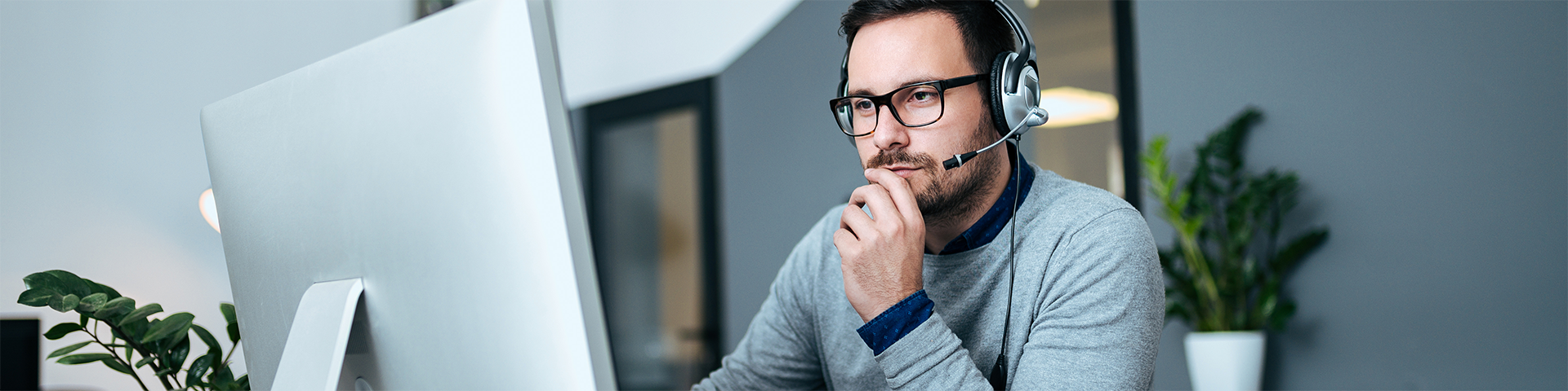 IT-Supportmitarbeiter löst IT-Problem für Geschäftskunden via Fernwartung