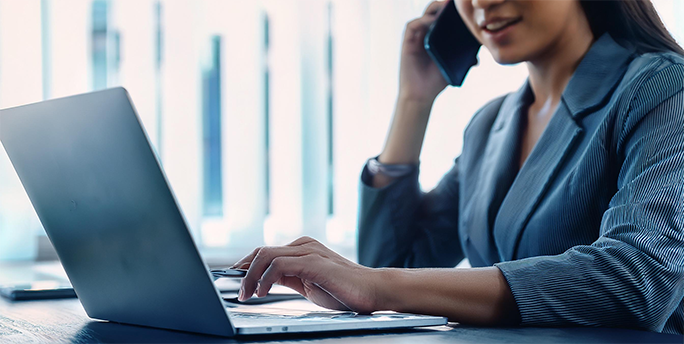 Helpdesk Mitarbeiter nimmt IT Supportanfragen von Geschäftskunden entgegen