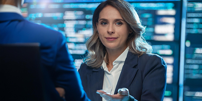 IT-Techniker unterstützt Geschäftskunden mit Laptop vor Ort im Büro