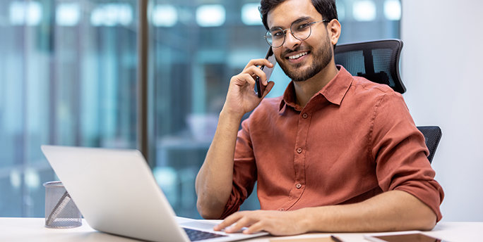 Helpdesk-Mitarbeiter priorisiert IT-Tickets für Geschäftskunden