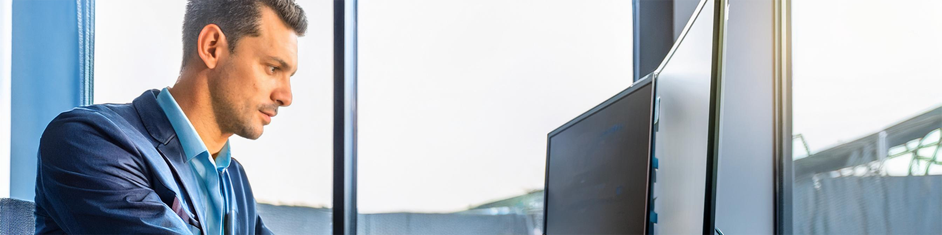 IT-Support-Techniker behebt IT-Probleme in einem Firmenbüro vor Ort bei Geschäftskunden in Bayern