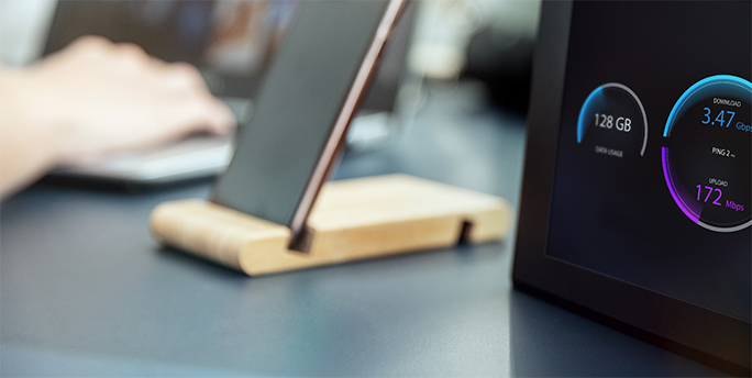 IT-Support-Mitarbeiter führt regelmäßige Wartung der IT-Systeme durch zur Optimierung