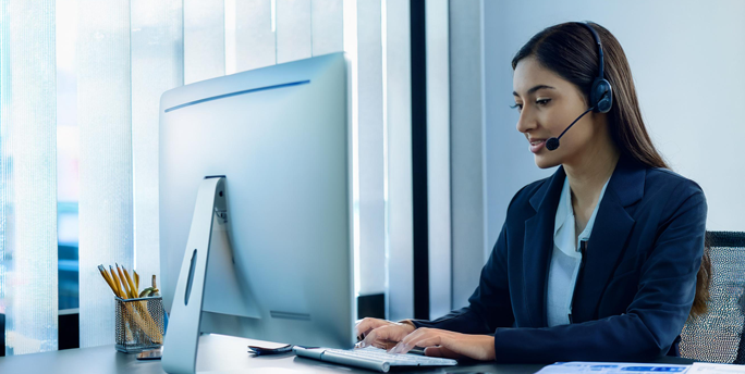 SGM-Kundenservicemitarbeiterin beantwortet eine Anfrage per E-Mail, um eine schnelle Antwort zu gewährleisten.