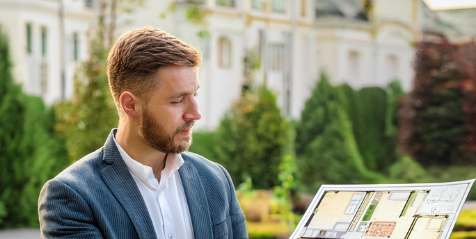 SGM-Planer zeigt einem Kunden verschiedene Ideen zur individuellen Gestaltung von Landschaftsprojekten, die deren Anforderungen entsprechen.