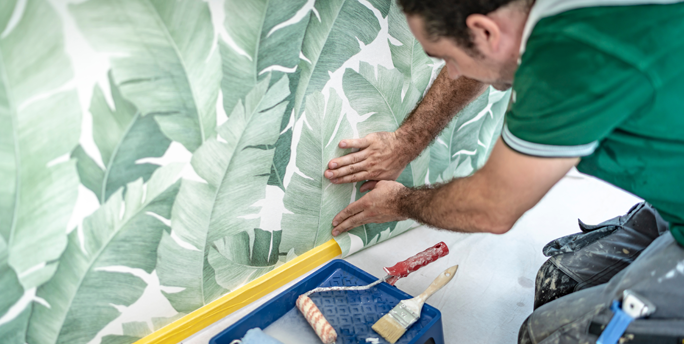 SGM-Team tapeziert sorgfältig eine Wand, während sie hochwertige Materialien verwenden für ein makelloses Finish.
