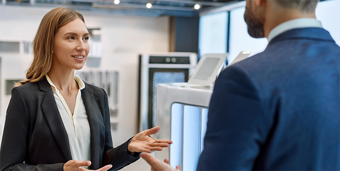 Persönlicher IT-Service Manager bespricht Kundenanforderungen im Büro