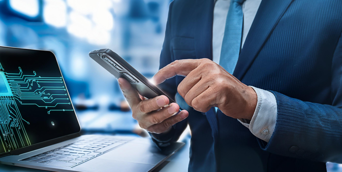 IT-Experten integrieren Sicherheitslösungen in IT-Infrastruktur eines Unternehmens