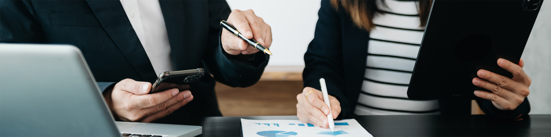 Geschäftskunde bespricht mit Berater Mobilfunkvertrag im modernen Büro