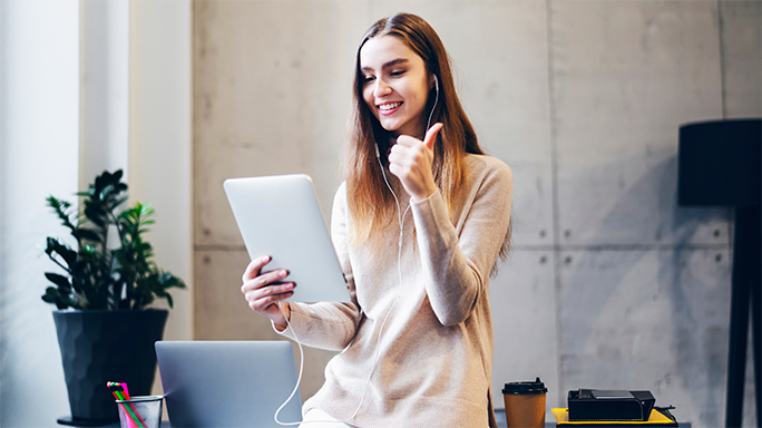 Zufriedener Geschäftskunde nutzt Mobilfunkvertrag mit hochwertigem Service