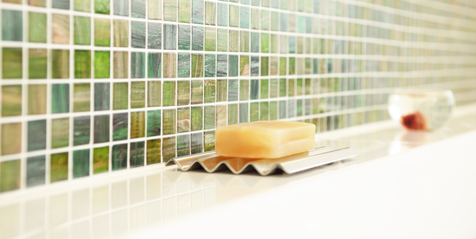 Eine pflegeleichte Mosaikoberfläche in einer modernen Wohnung, die auch in einem aktiven Haushalt glänzend bleibt.