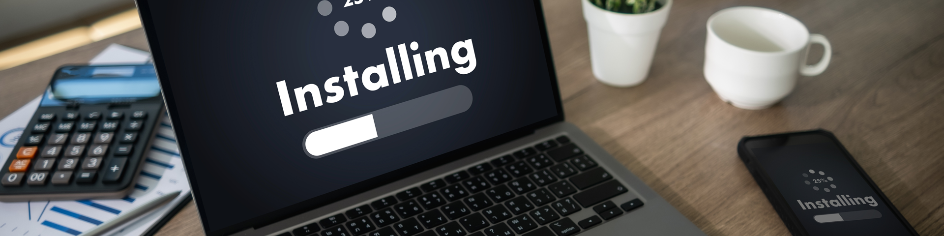 IT-Sicherheitsexperten installieren Firewall und sichern Firmennetzwerk im Büro