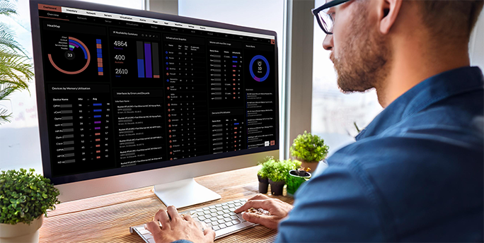 Netzwerkadministrator überwacht und optimiert Unternehmensnetzwerk mit professionellen Tools