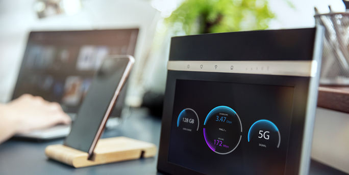 IT-Experten konfigurieren Netzwerkgeräte für optimale Performance und Ausfallsicherheit