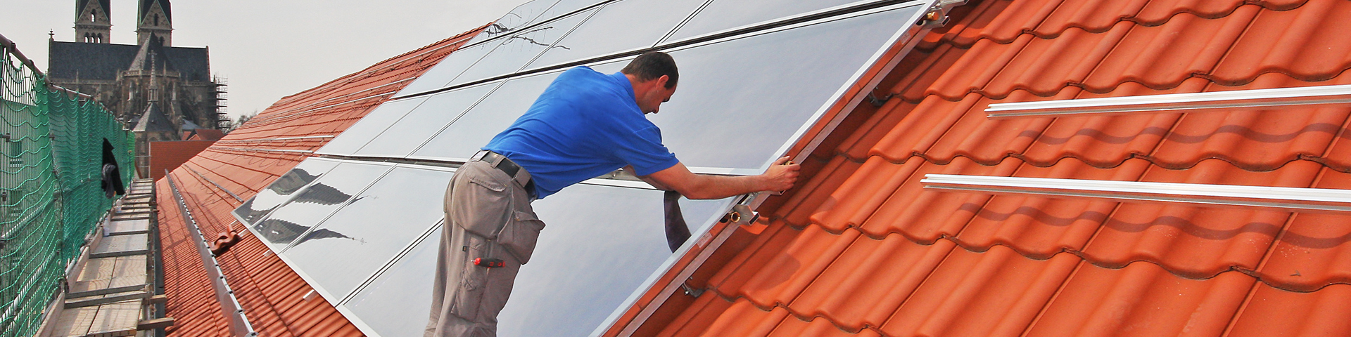 Solarthermie-Anlage auf einem Wohnhaus zur nachhaltigen Energiegewinnung.
