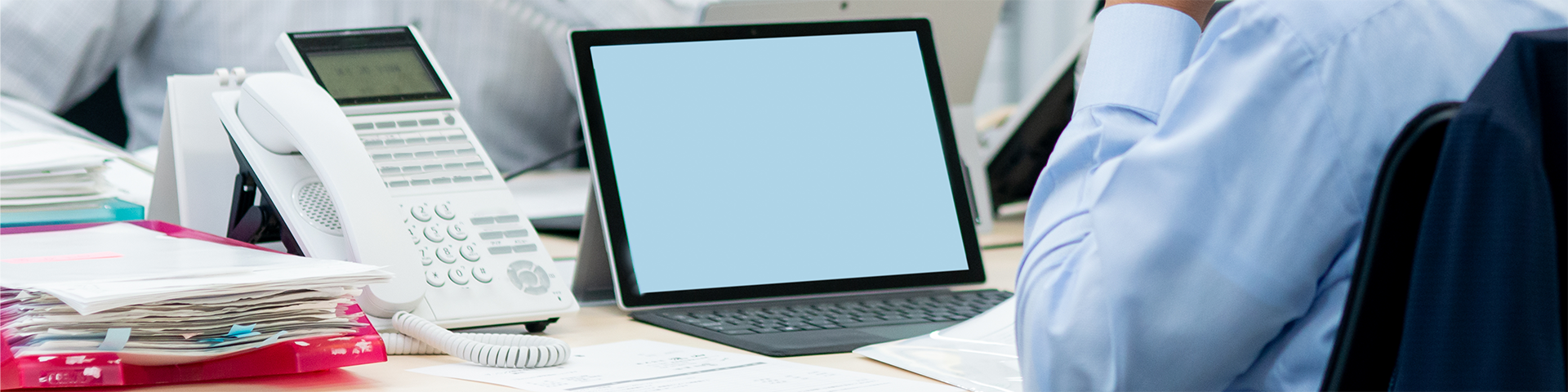 Geschäftskunden nutzen moderne Starface Cloud Telefonanlage im Büro