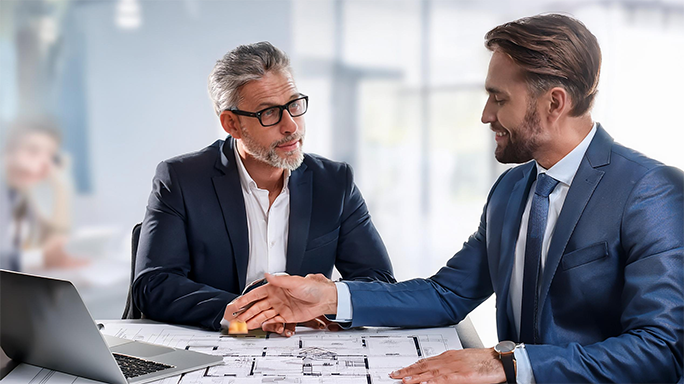 IT-Experte erklärt Funktionalitäten der Cloud Telefonanlage am Laptop