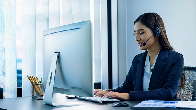 Supportmitarbeiter betreut Cloud Telefonanlage per Fernzugriff professionell