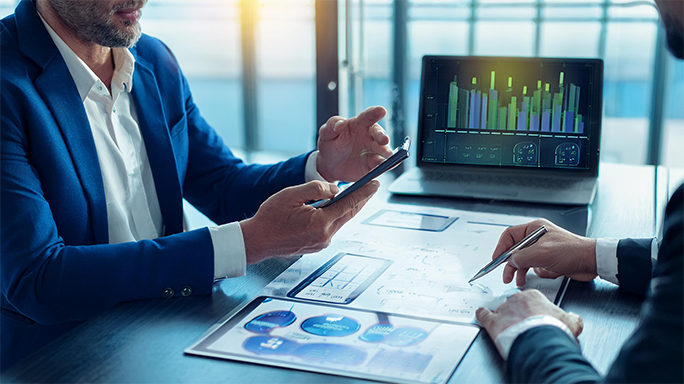 Engagiertes Team plant Installation der Starface Telefonanlage nach Kundenwunsch