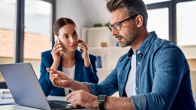 Mitarbeiter wird in neue Funktionen der Starface Telefonanlage eingewiesen