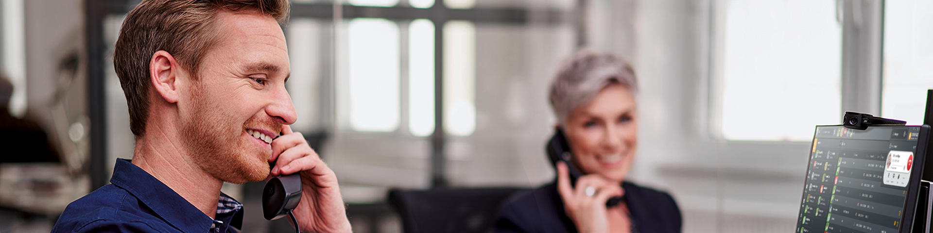 Geschäftskunden nutzen flexible Starface Telefonanlage mit modernen VoIP-Funktionen am Arbeitsplatz