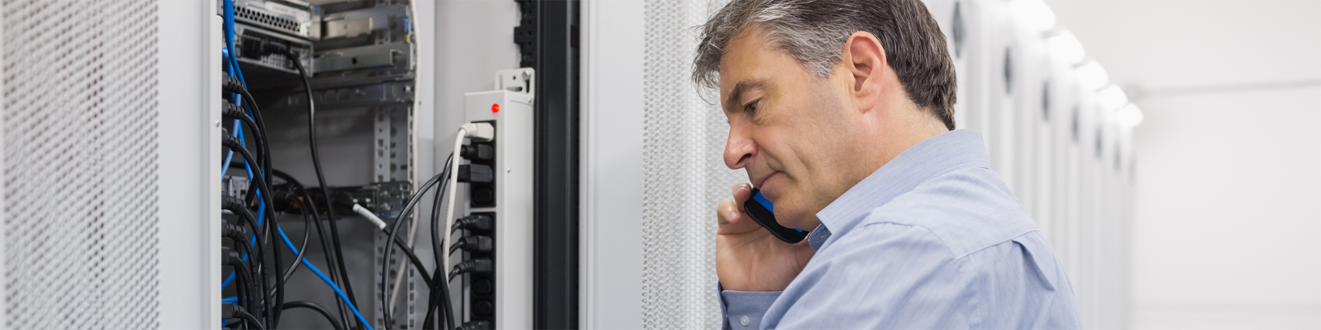 Techniker führt Wartung an Starface Telefonanlage in modernem Büro durch