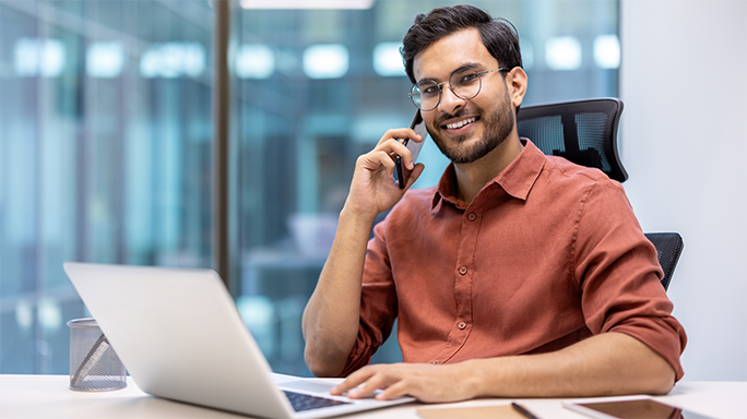 Kundenservice-Mitarbeiter berät telefonisch bei Telefonanlagen-Support