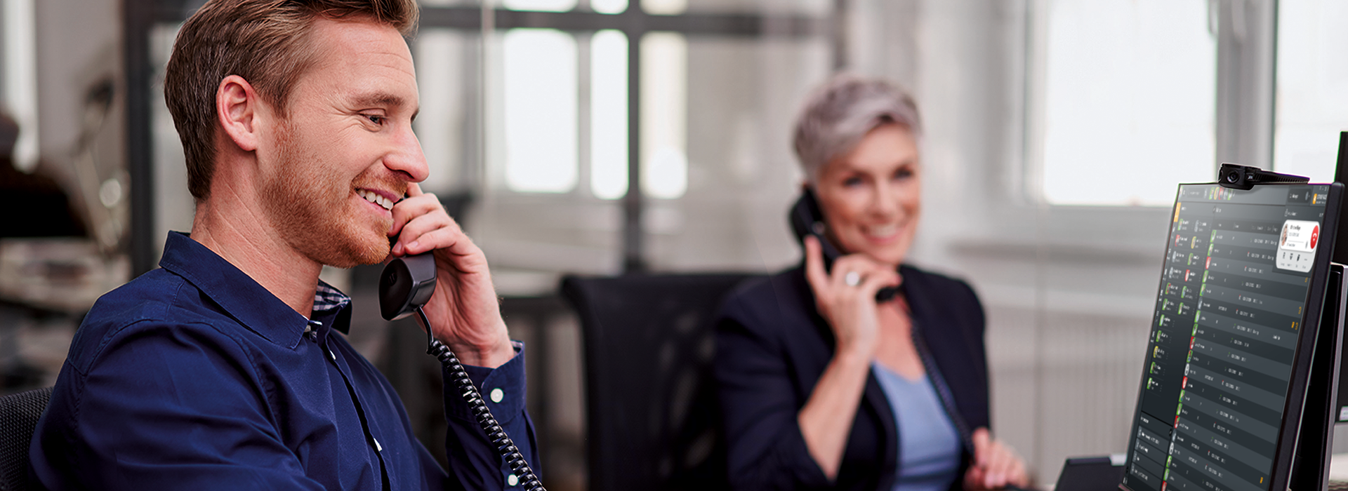 Geschäftskunde nutzt moderne Starface Telefonanlage für effiziente Kommunikation im Unternehmensbüro