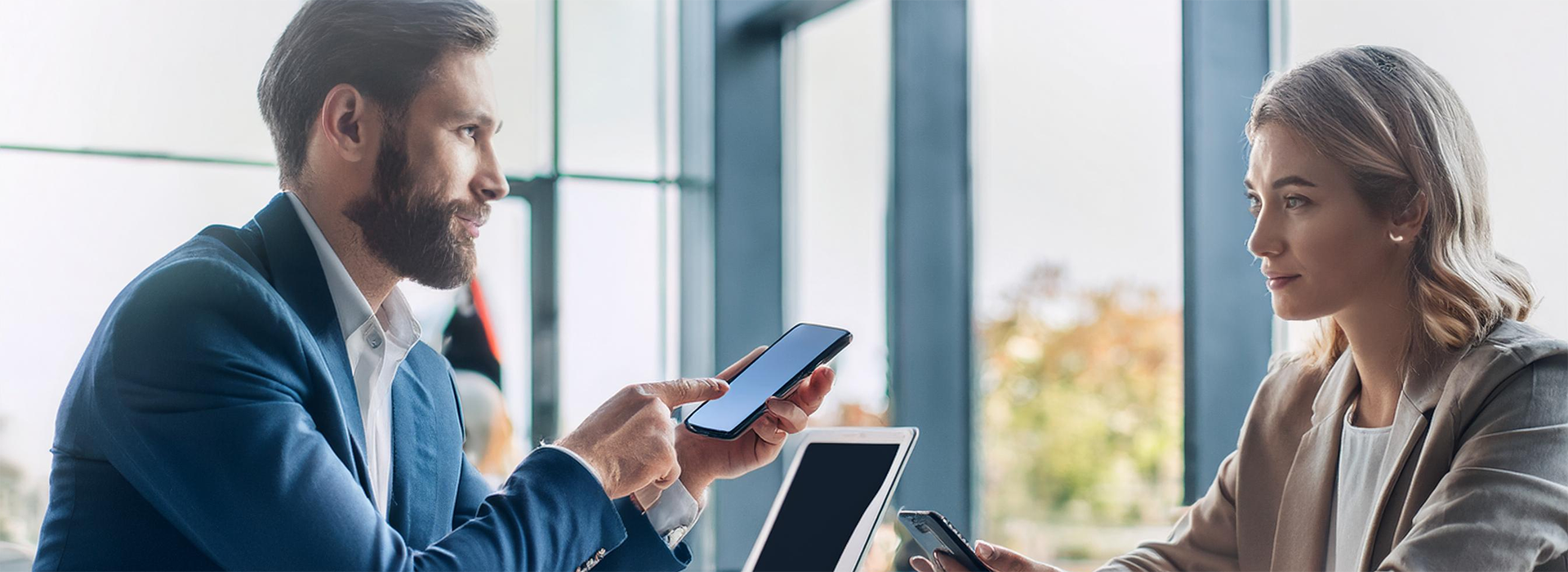 Experten beraten Geschäftskunden zu Telekommunikationslösungen mit Mobilfunk, Festnetz und Internetanschluss