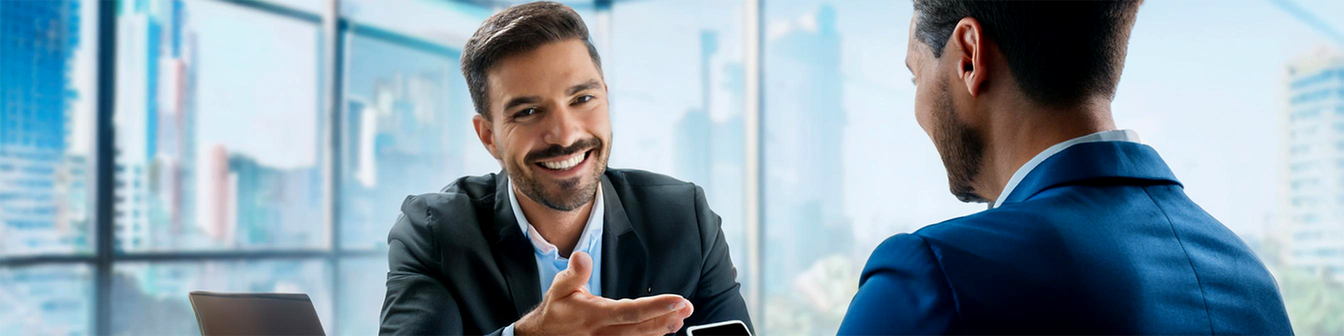 Berater erklärt Telefonanlagen Konzept einem Geschäftskunden im Büro