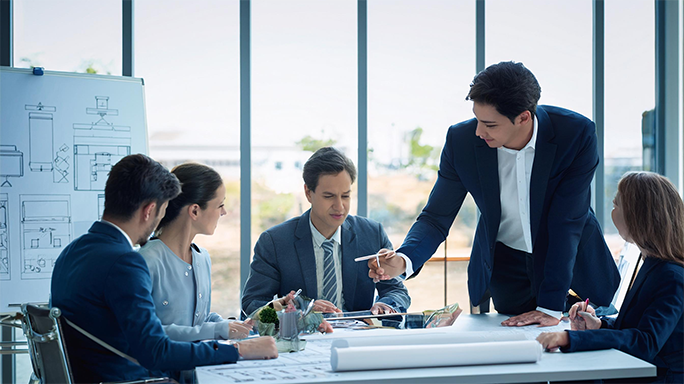 Unternehmer diskutiert gemeinsam mit Experten verschiedene Telefonanlagensysteme